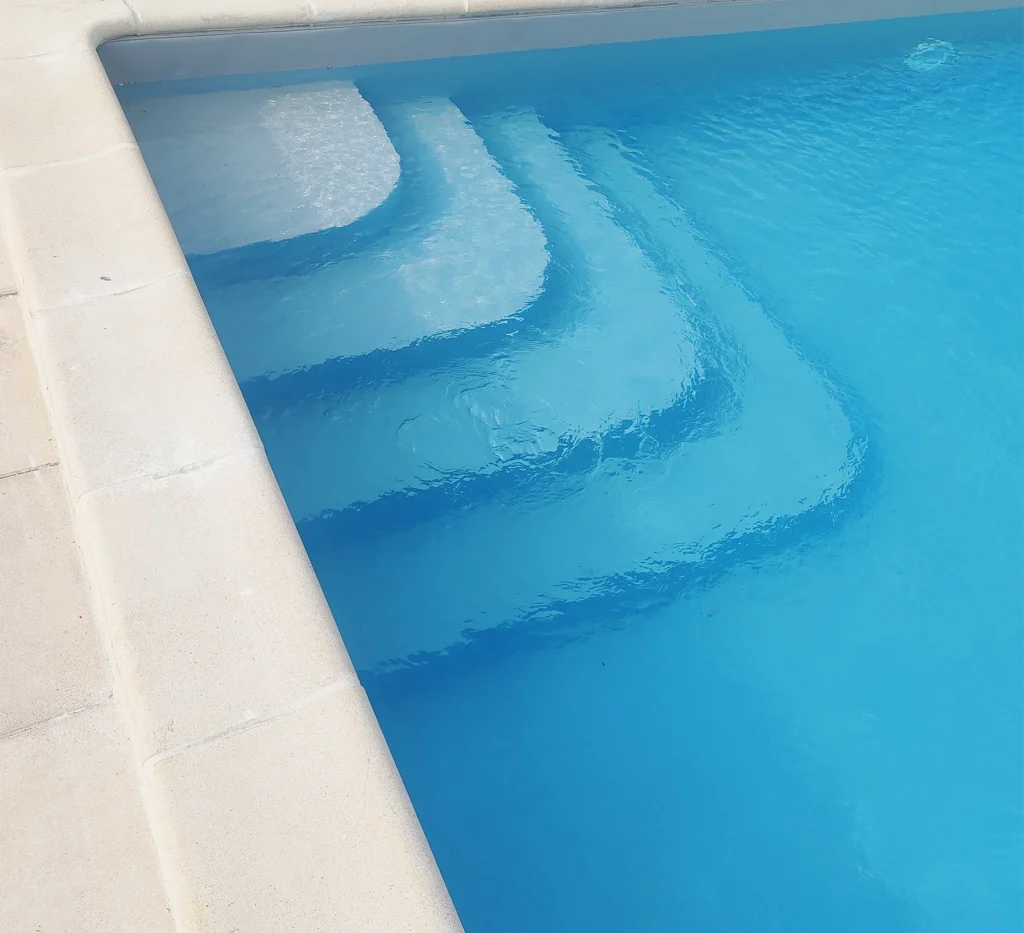 ceirano-piscines-2025-detail-escalier-4-marches-membrane-armee-piscine-46300-mihac-lot