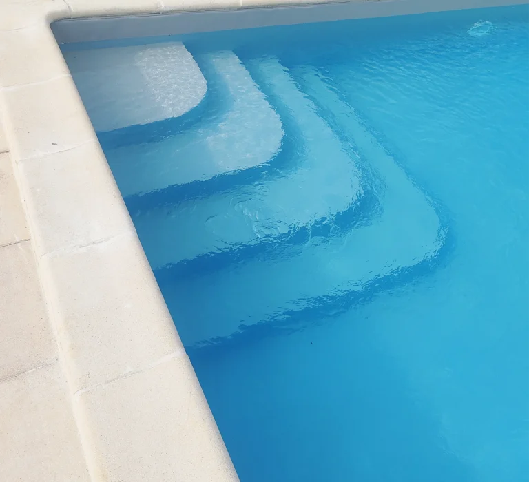 ceirano-piscines-2025-detail-escalier-4-marches-membrane-armee-piscine-46300-mihac-lot